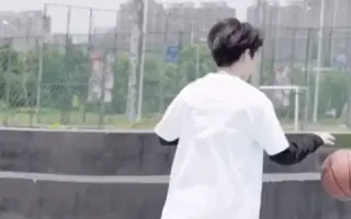 转载一个王俊凯打篮球的视频