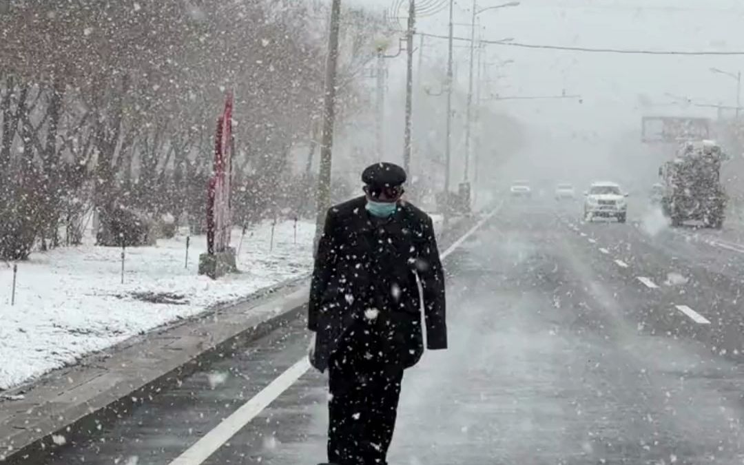 老人独自走在雪中,路过男子开车送老人回家:“一句热合买提心里暖暖的“哔哩哔哩bilibili