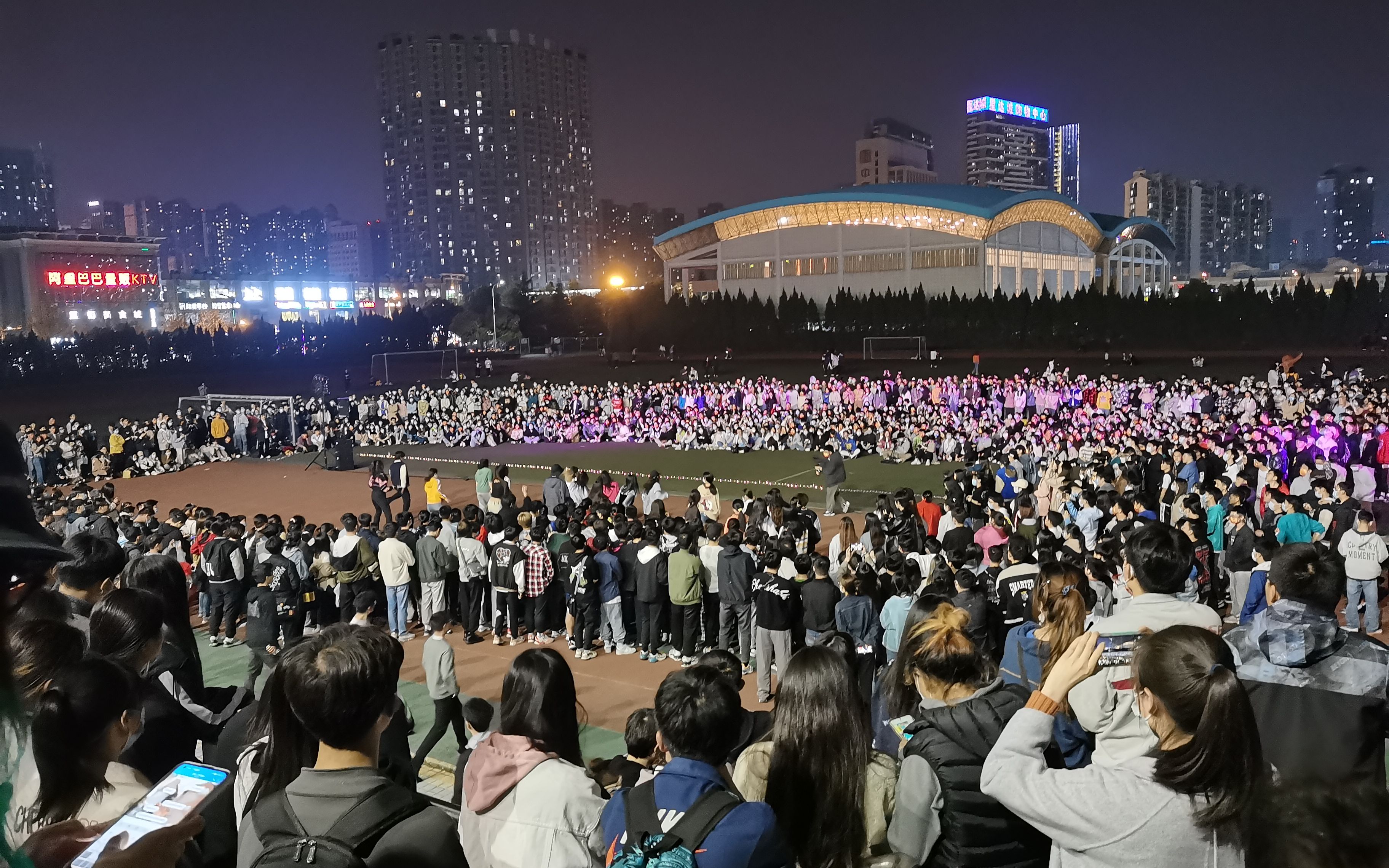 [图]大学生封校日常，合工大校园蹦迪~太嗨啦