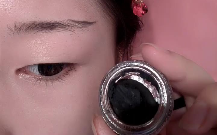 眉尾上翘.整体是平的.黑色最好.重点要细一点.眉尾要翘的非常自然.