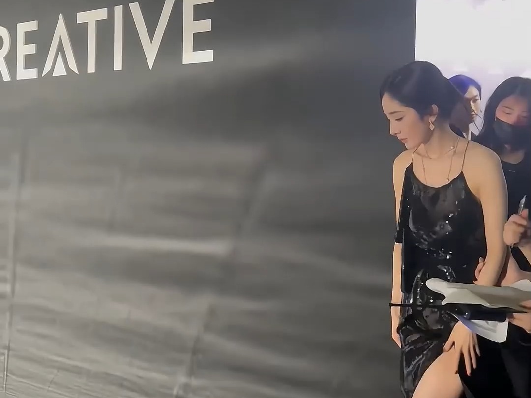 杨幂活动现场 反光地板对穿裙子的女星真不友好