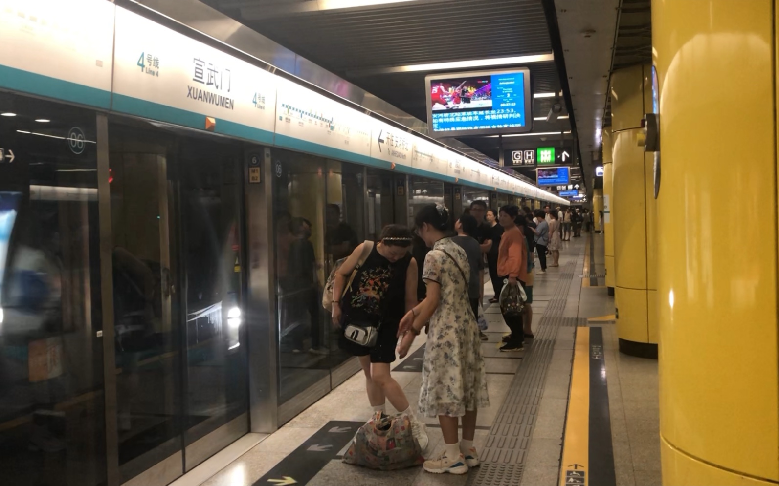 【北京地铁】满载 北京地铁4号线列车进入宣武门站,安河桥北方向