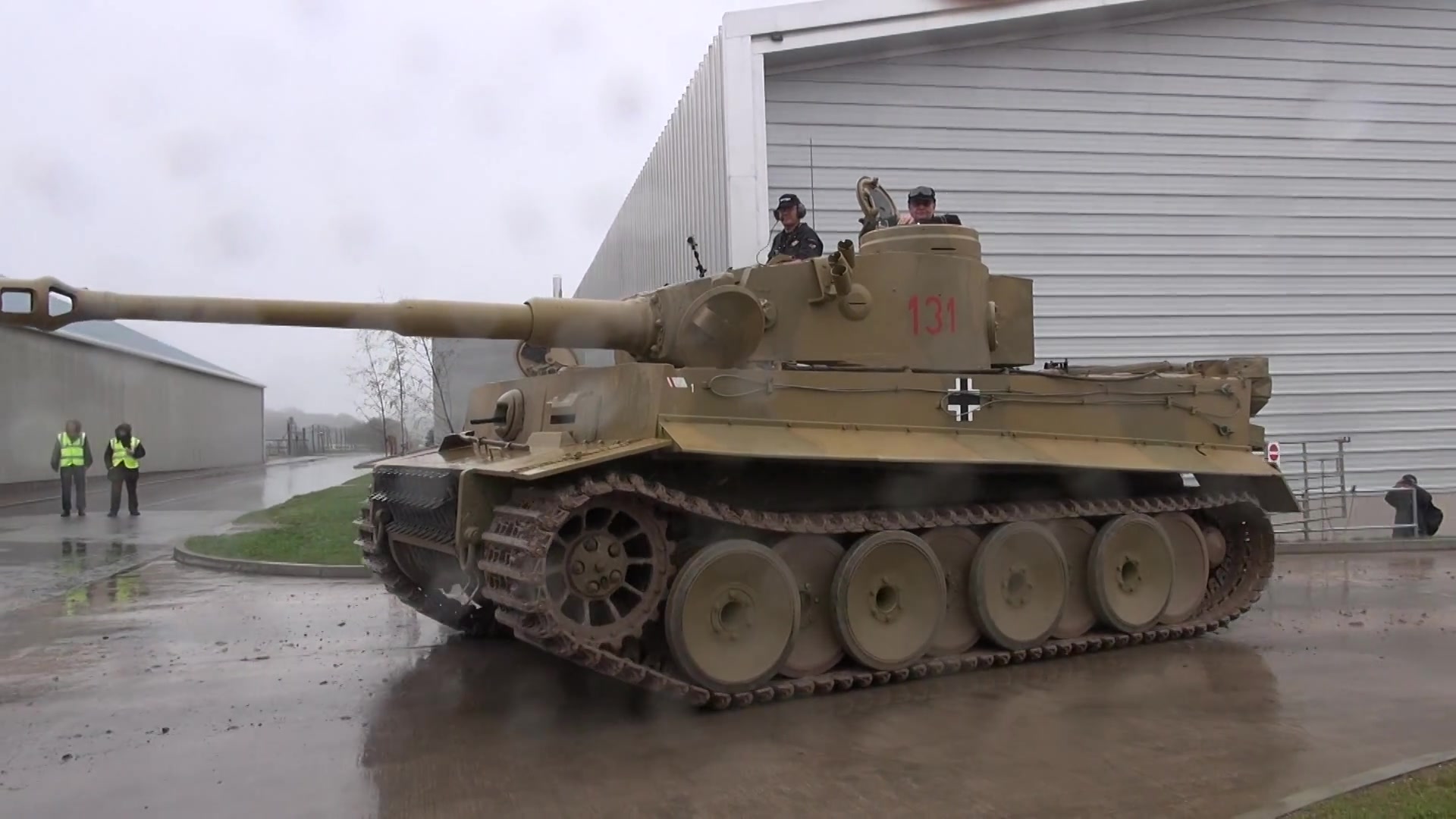 虎式坦克 tiger tank 131 sounding great in the mud and rain.