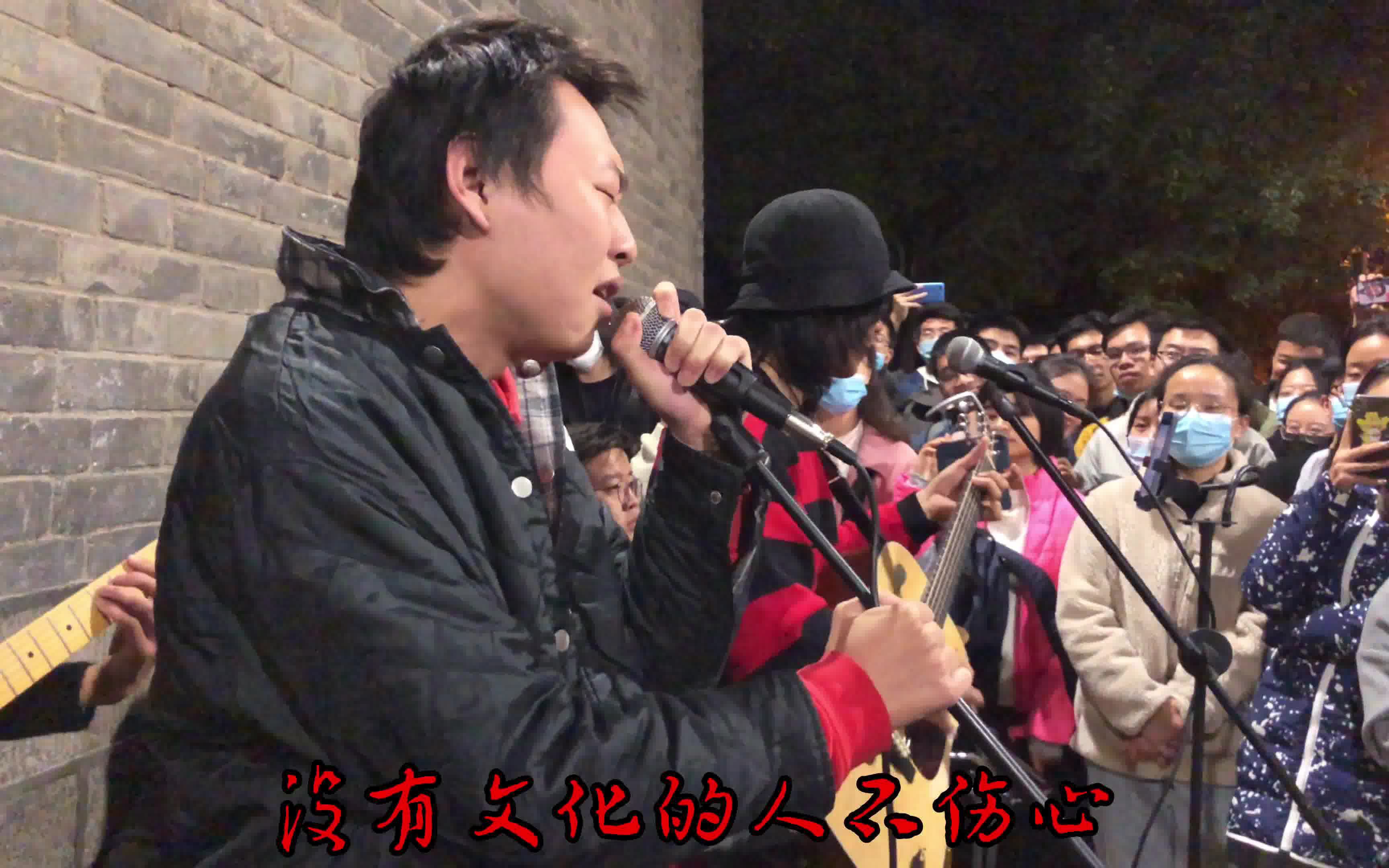 定西乐队翻唱新裤子没有理想的人不伤心后面来的小哥哥声音也是好听绝