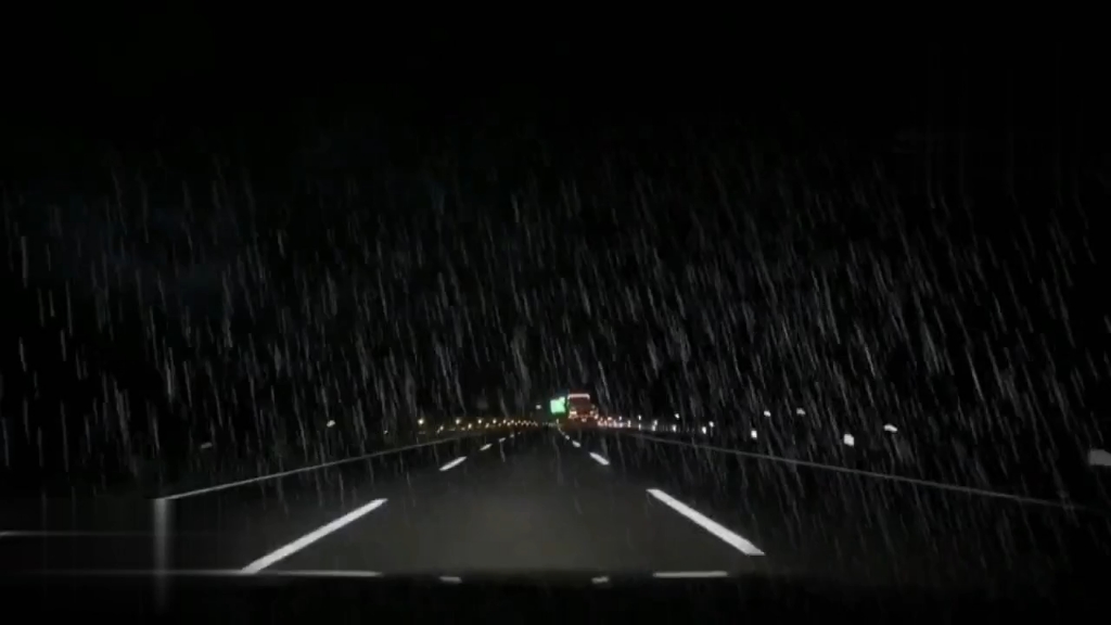 高架,雨夜,迈巴赫