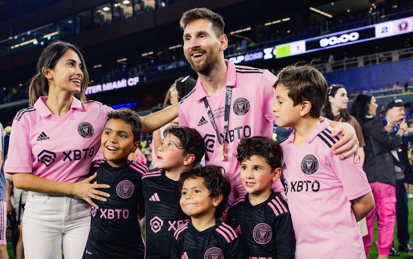 球王梅西儿子马特奥8岁一口整齐的大白牙 反骨且粘人 帅气逼人