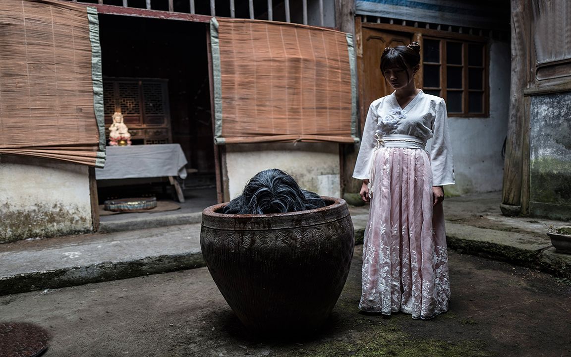 [图]美女被抓去献祭河神，却侥幸逃脱生死簿，从此半人不鬼