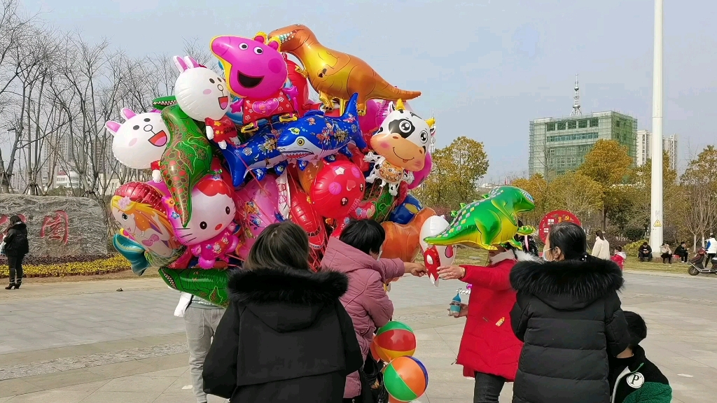 五线城市年味十足,湖北黄冈团风县城人气特旺,春节期间得胜公园热闹非凡哔哩哔哩bilibili