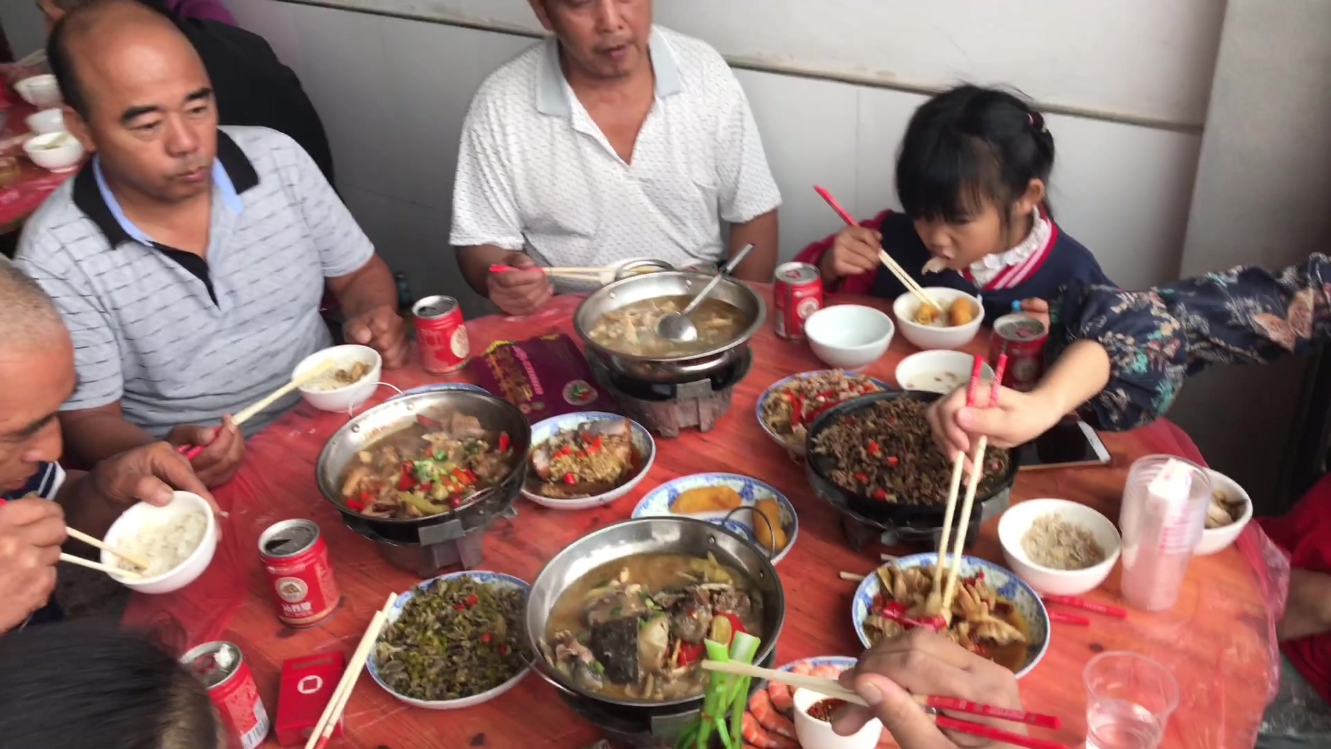 湖南农村办满月酒,场面真热闹,满屋子都是亲朋戚友,人情味十足