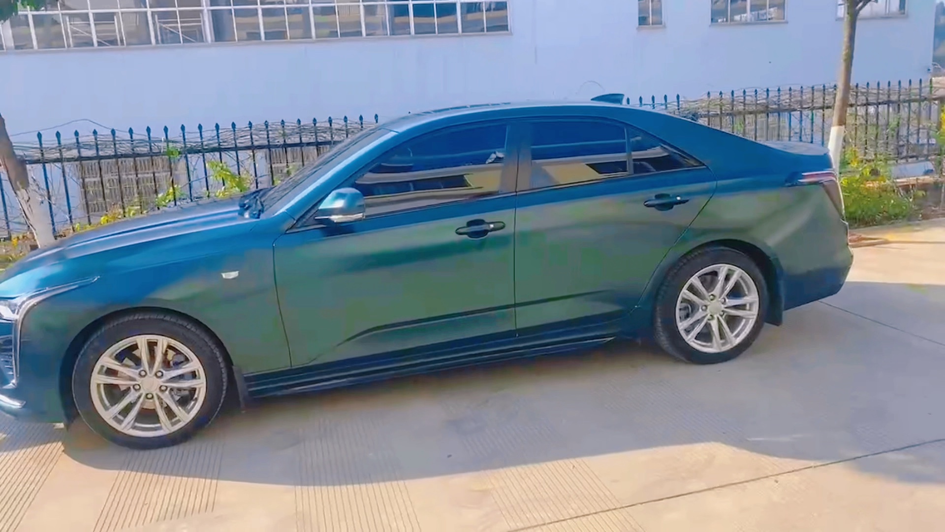 凯迪拉克改色墨绿色!