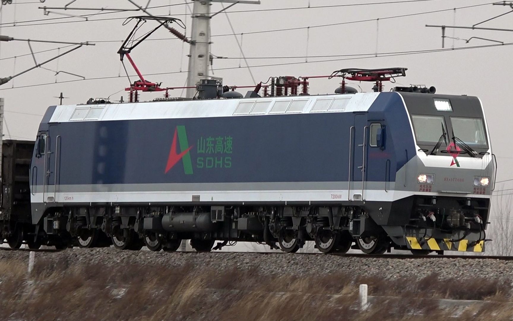 山东高速hxd1c7606牵引货列通过海天站