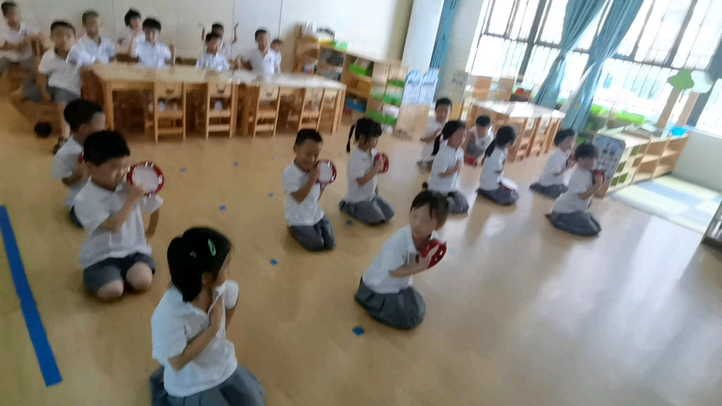 [图]幼儿舞快乐的小铃鼓