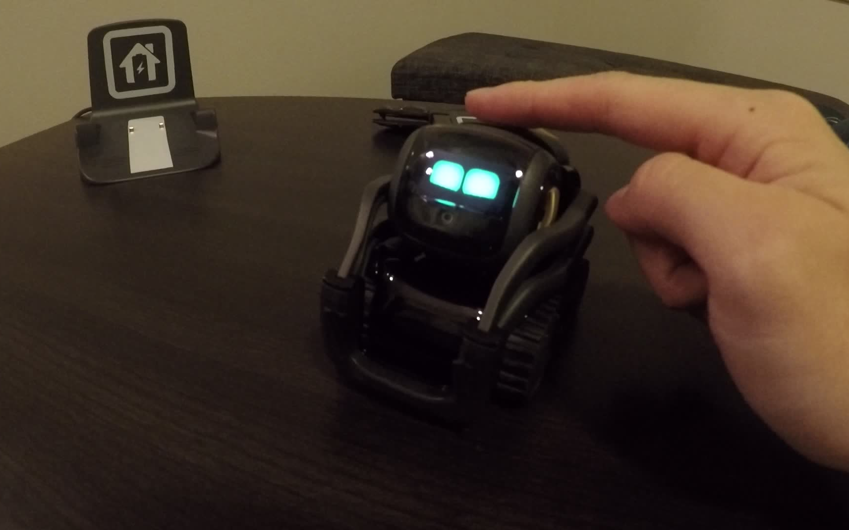 新儿子宠物智能机器人vector