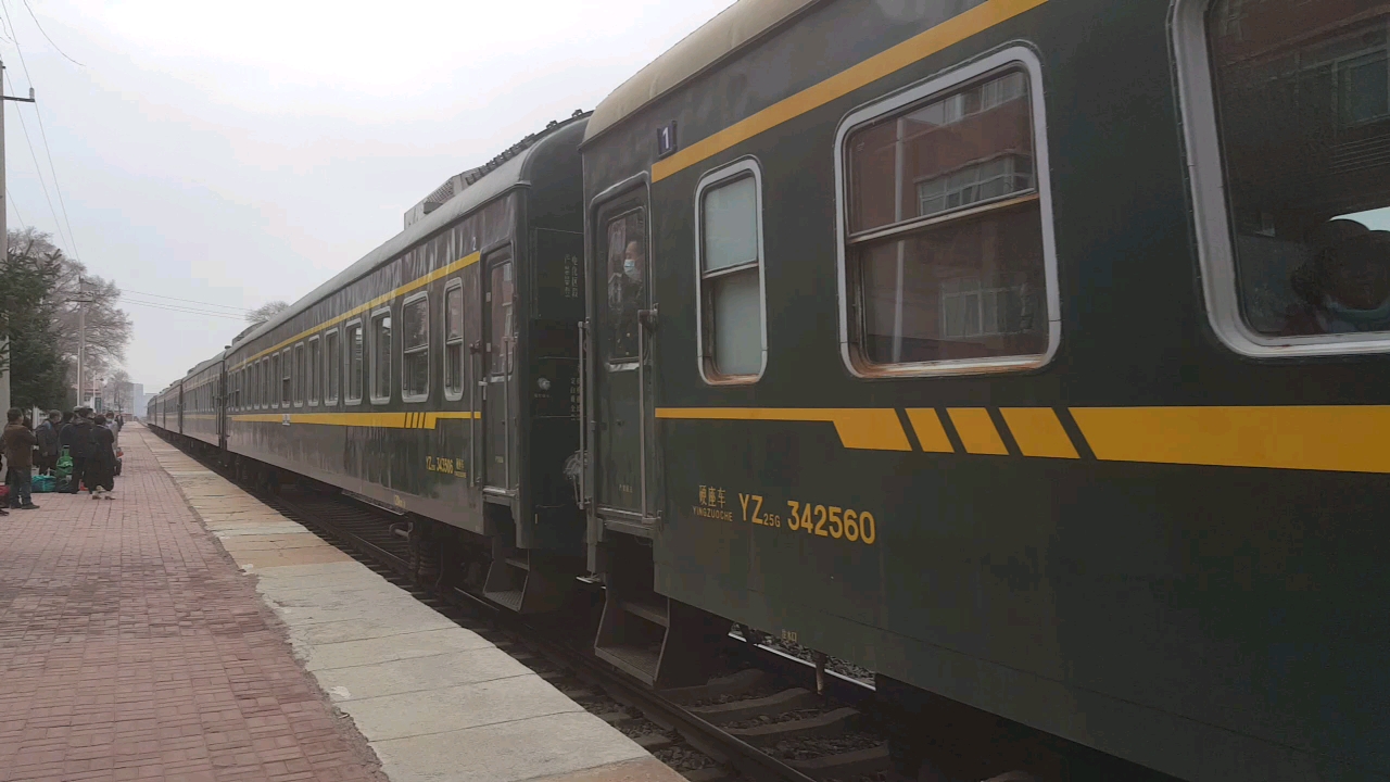 东风11 进站 客车快7425次