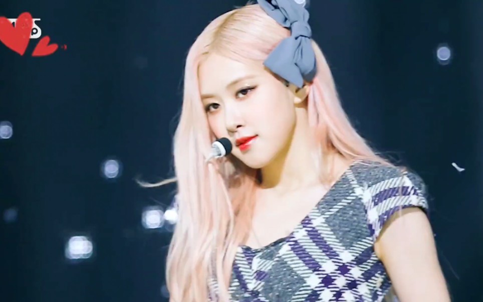 朴彩英封神名场面直拍之一,我们的肉肉与蓝色蝴蝶结好搭呀