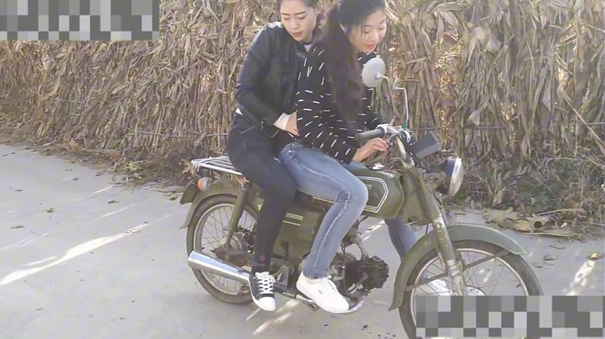 小雪与淼妹两女踩发嘉陵摩托车