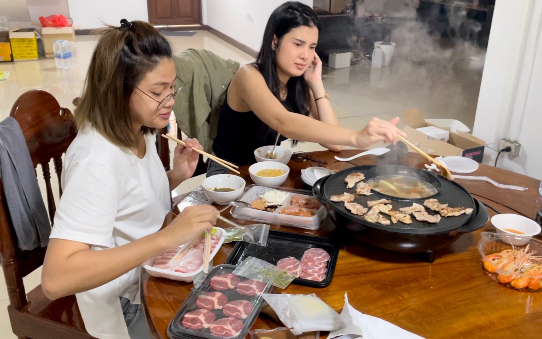 泰国闺蜜来家里吃烤肉,两位美女大口吃肉,最后只剩点面条汤给我