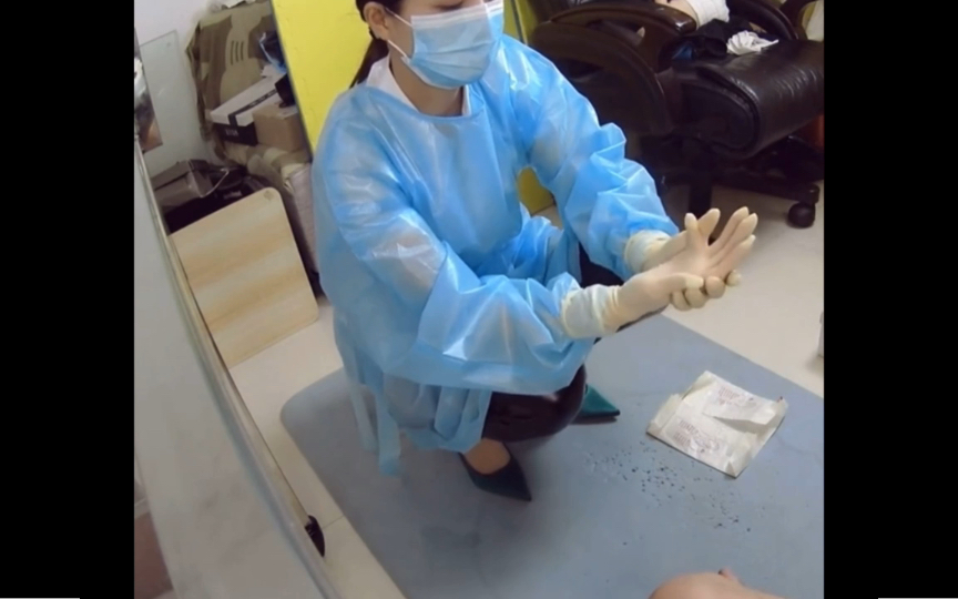 角色扮演-实习护士练习戴手套准备进行手术