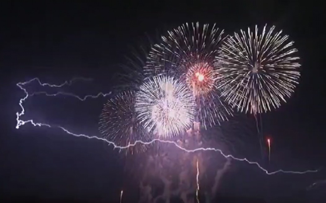 当烟花遇上闪电,你想和谁一起看?