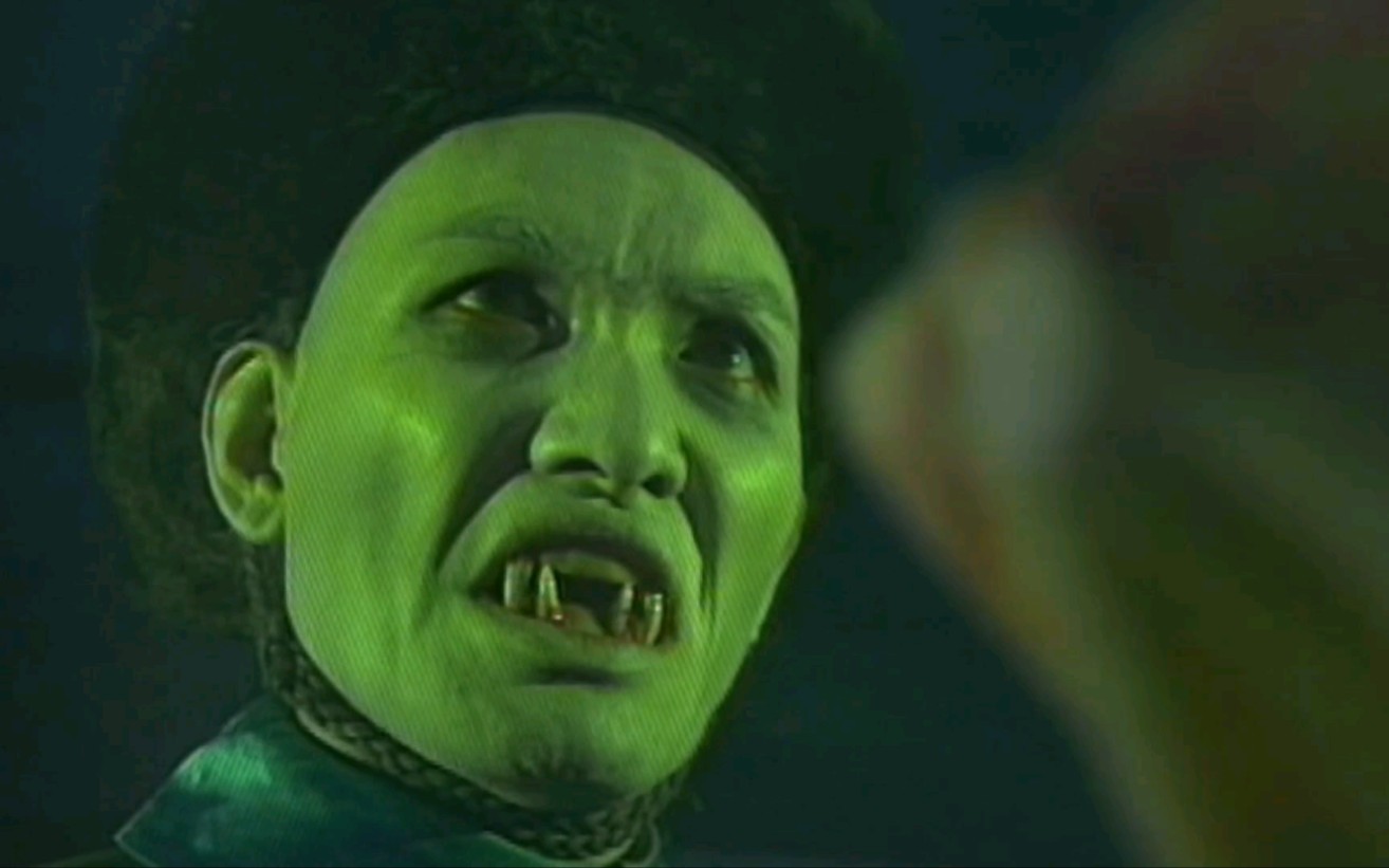 僵尸王玄魁为了能够对付林正英,居然吃鬼来提升攻击力.