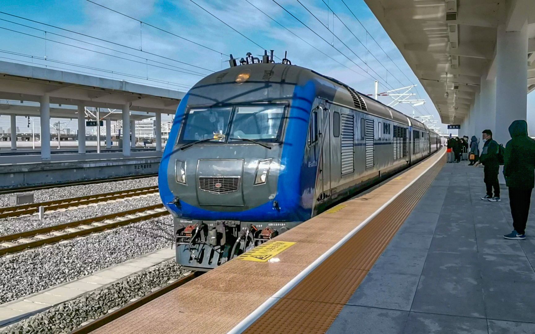 上局徐段df11g内燃机车01370138号机牵引兰州扬州k417次列车停靠盐城