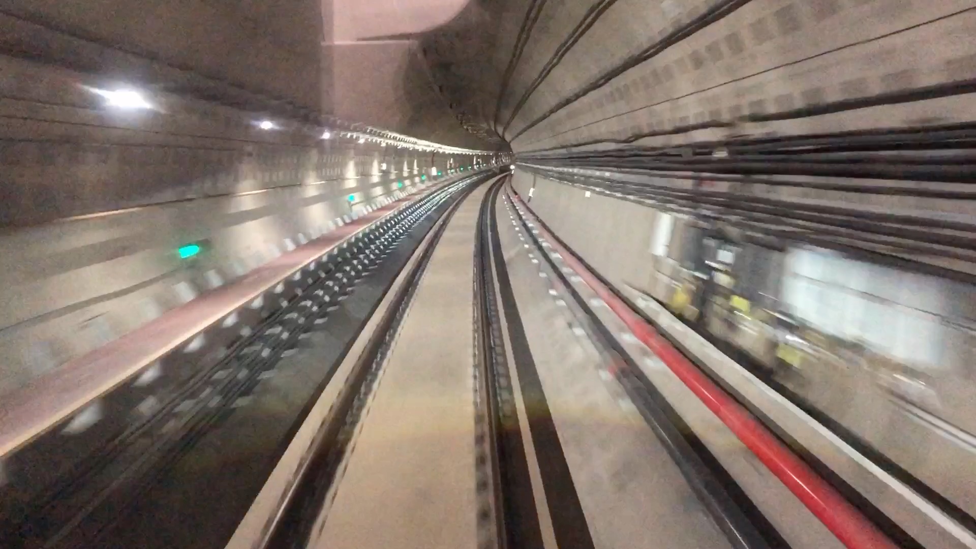 上海地铁15号线驾驶室位置,可以一览地铁隧道风景,效果非常好,可以带