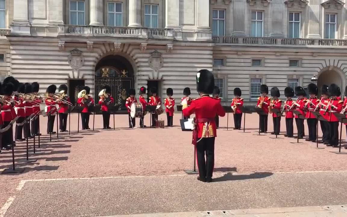 [图]【世界杯】英格兰闯入四强 女王卫队白金汉宫演奏 Three Lions （It's coming home）