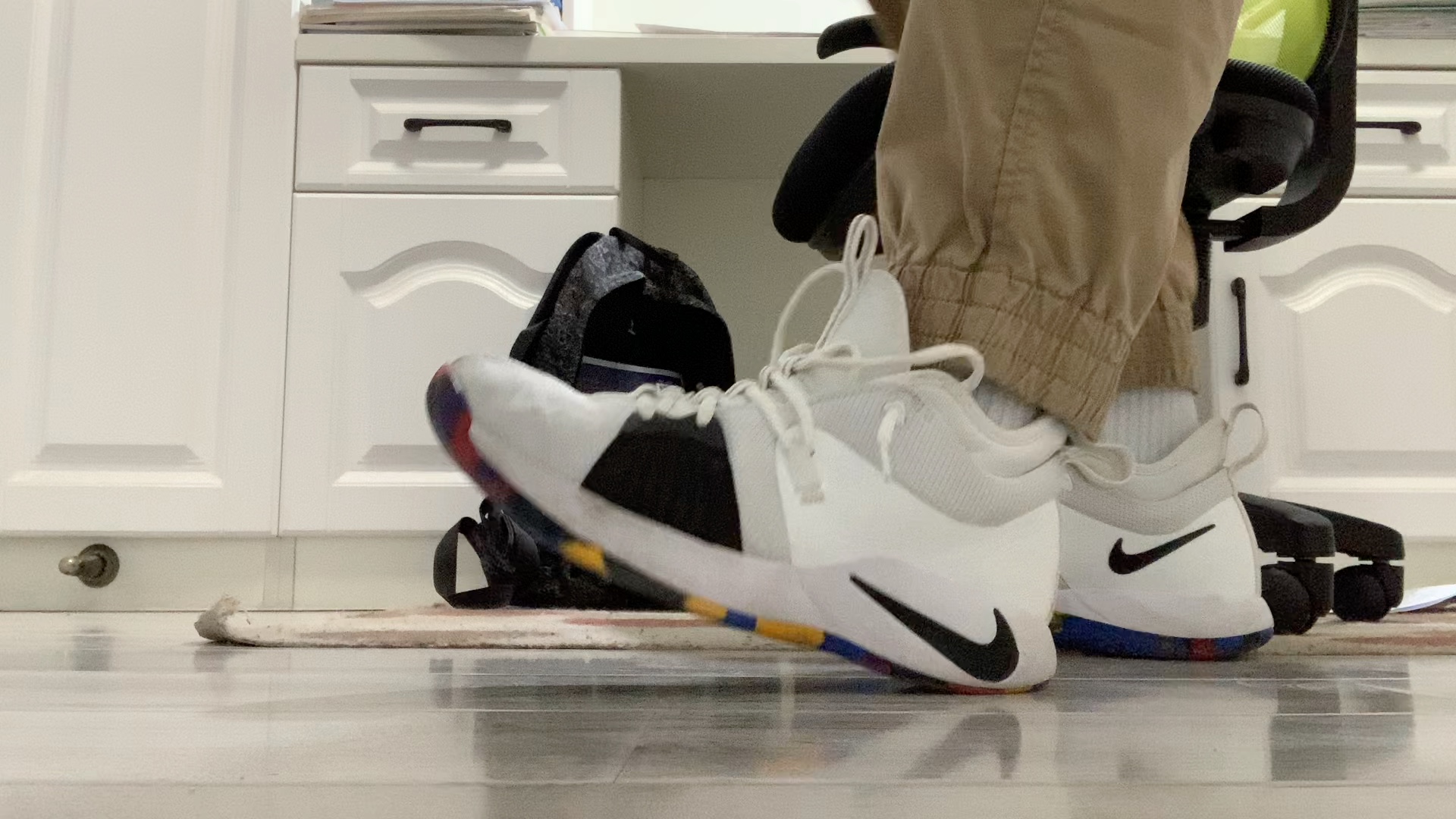 pg2ncaa缓震只能说硬的一比了不过颜值高毫无形变