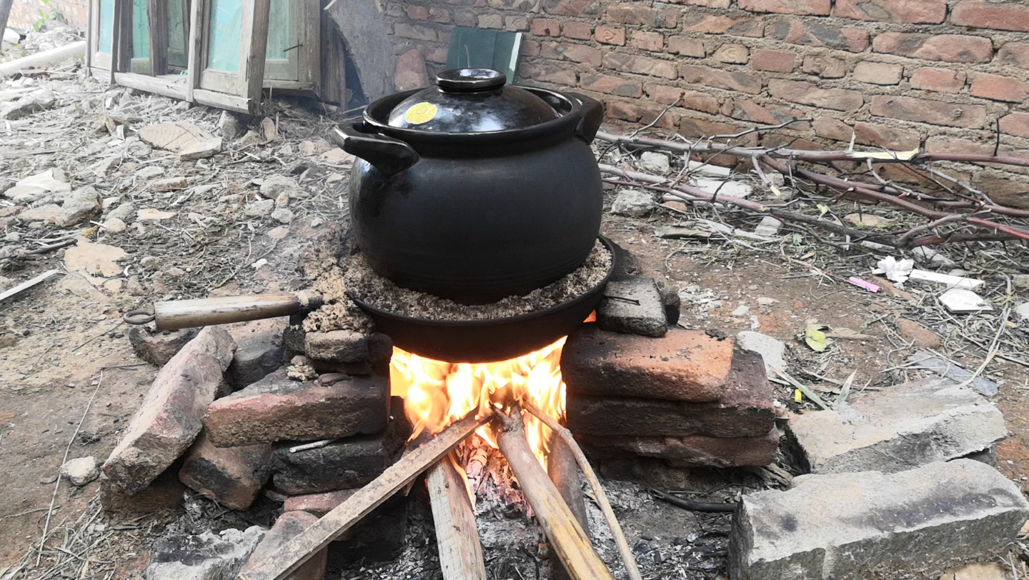 简易灶台 柴火砂锅炖猪尾巴