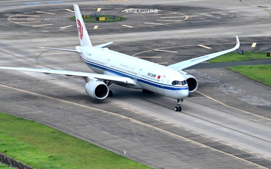 国航a350在深圳机场降落与滑入停机位情景.