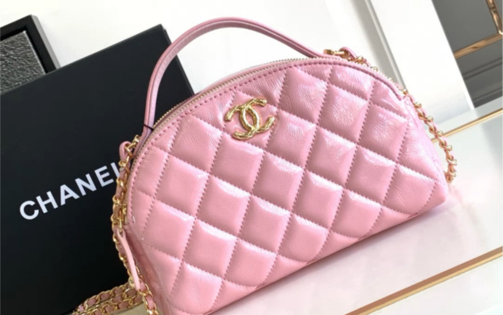 分享一下高仿香奈儿23k保龄球油腊皮手柄包包23k半月型保龄球手柄包包