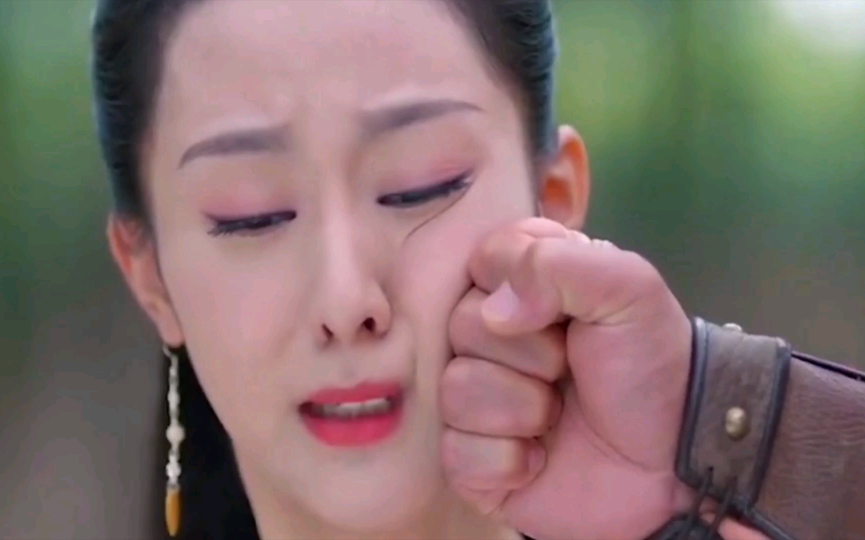 女孩被一群人围着扇巴掌殴打,太狠了!