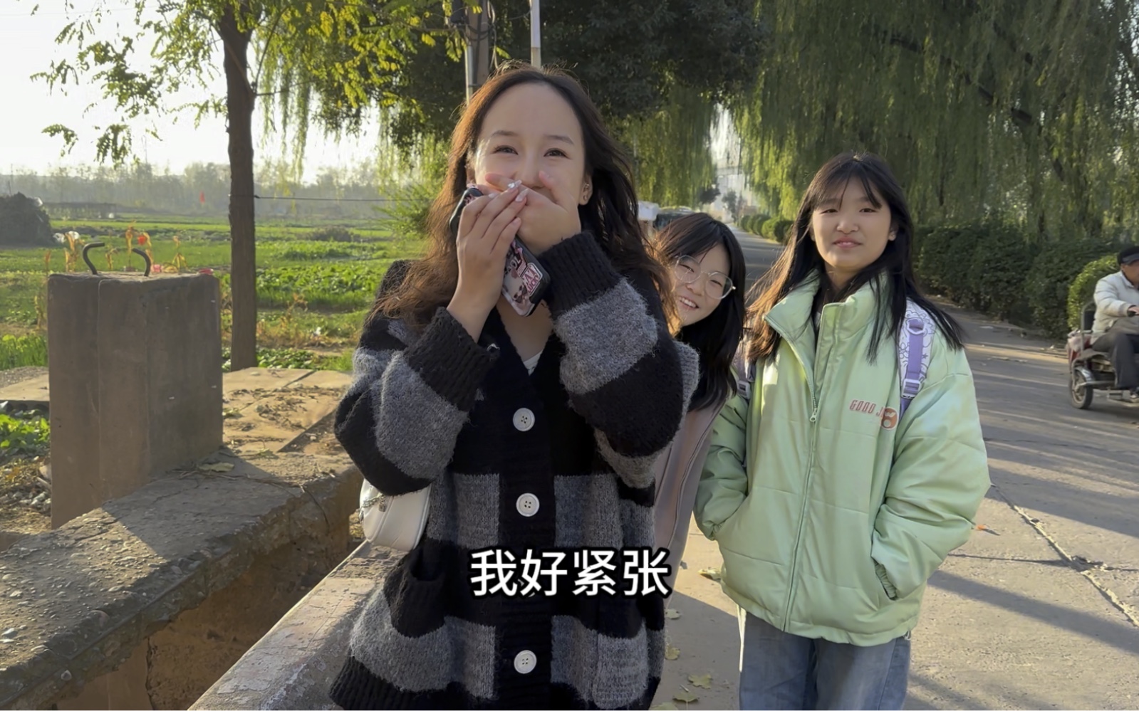 小伙来农村见村花,女孩朴素且真诚,只一眼女孩便许定终生