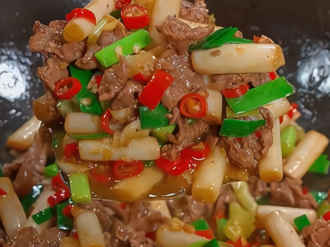 天热吃饭没胃口,那你就试试这个酸辣泡藕带炒牛肉,酸辣脆爽,非常下饭