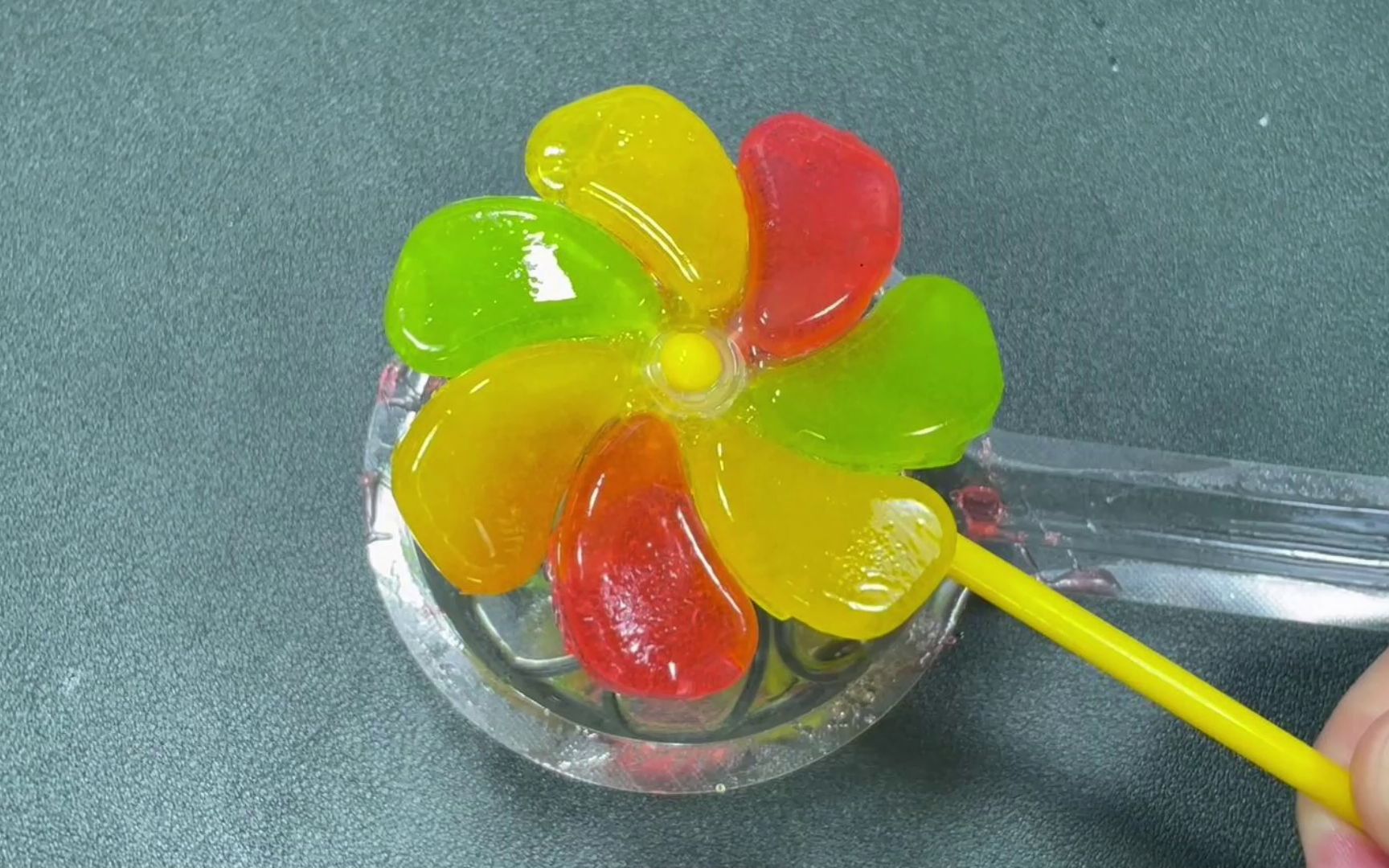 用qq糖做漂亮的小风车棒棒糖,有趣又好吃,自制美食