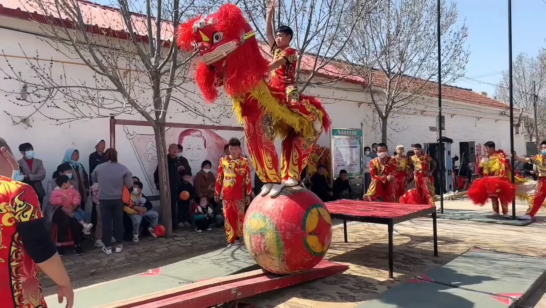 [图]狮子滚绣球，大头在后面。