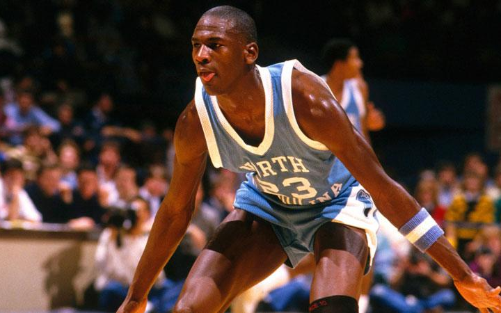 撩撩nba历史传奇第18期迪恩史密斯是如何打压乔丹而乔丹又为何如此