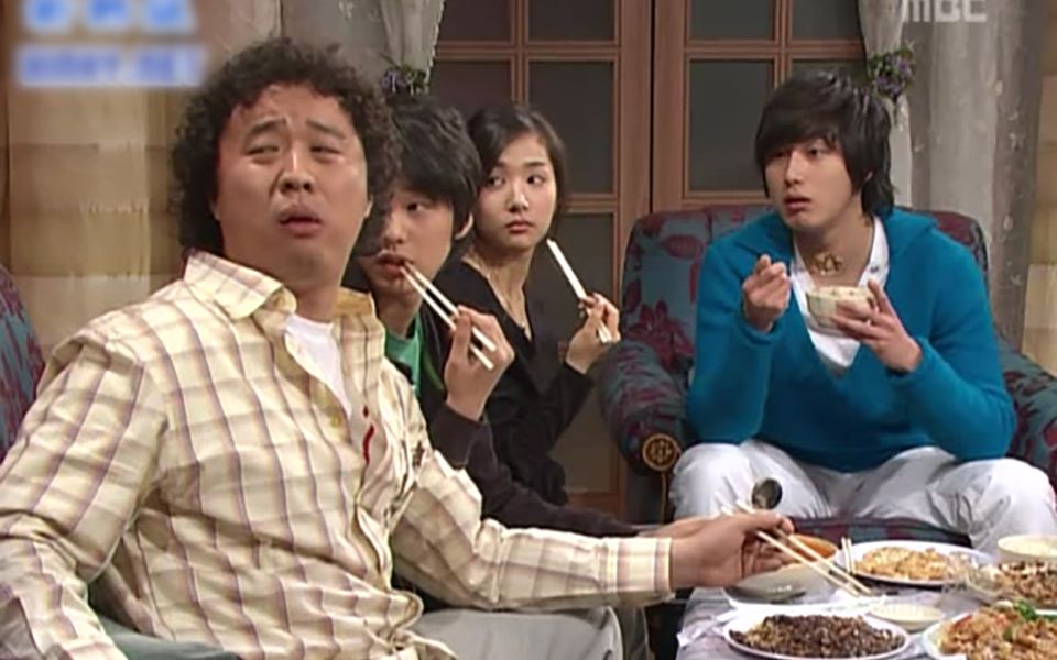 下饭视频搞笑一家人吃饭场景3870cut