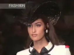 Скачать видео: Yasmeen Ghauri x Chanel