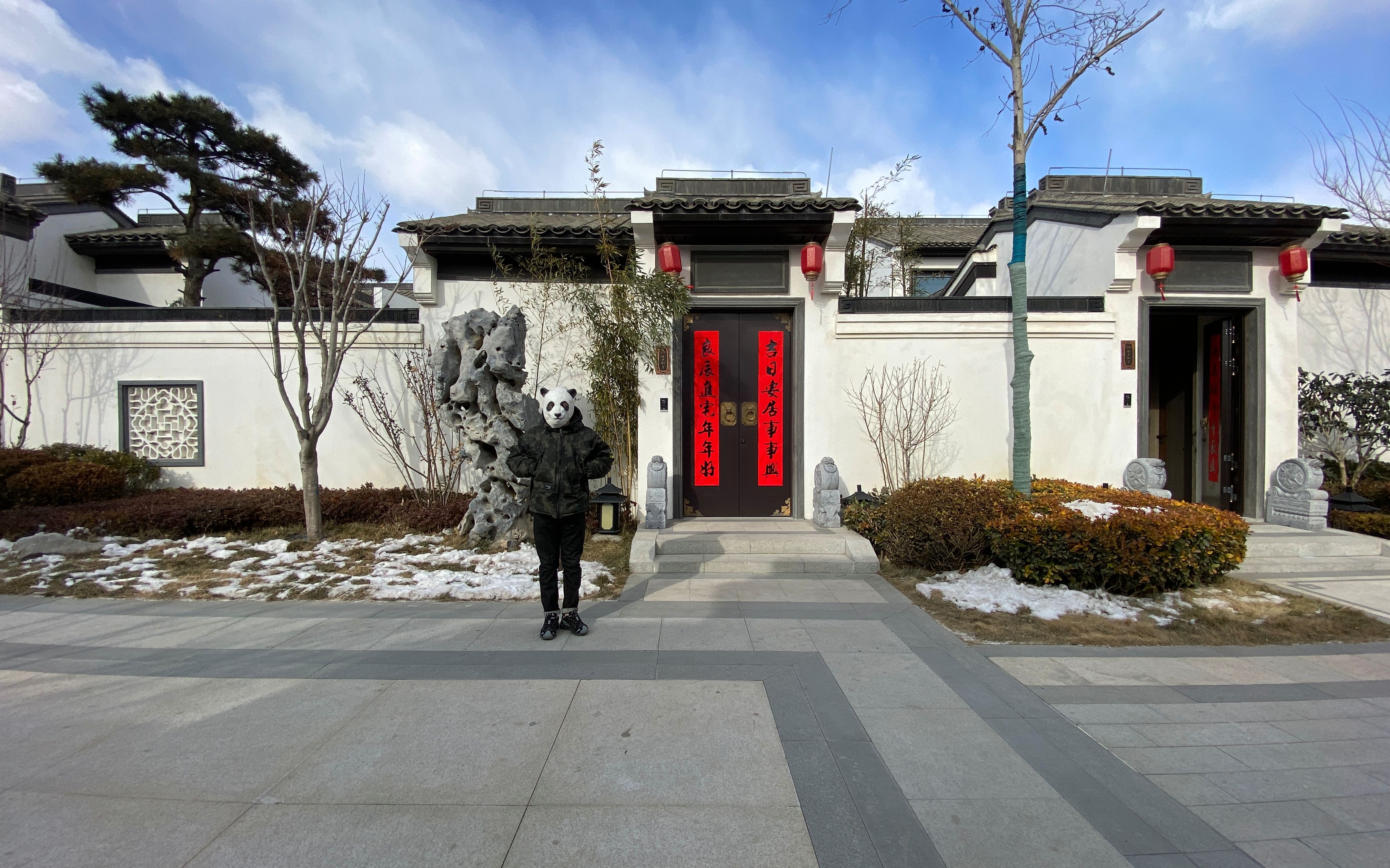 今天咱们来看一套青岛总价600万的中式合院别墅,面积有170个平方