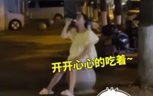 Télécharger la video: 孕妇偷吃冰淇淋被老公抓现行，被发现后一口炫入，老公的反应亮了：不骂你 慢点吃…