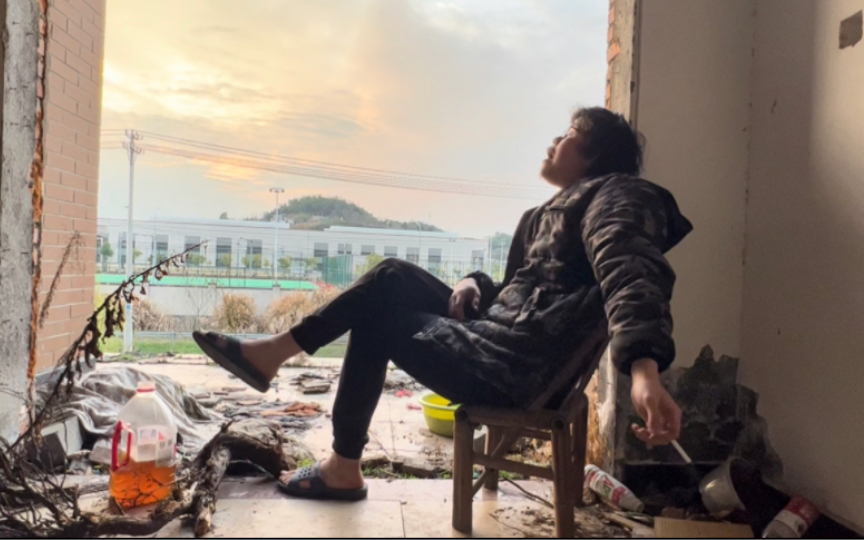 当代青年不卷,提前40年退休,山中废弃别墅享受独居