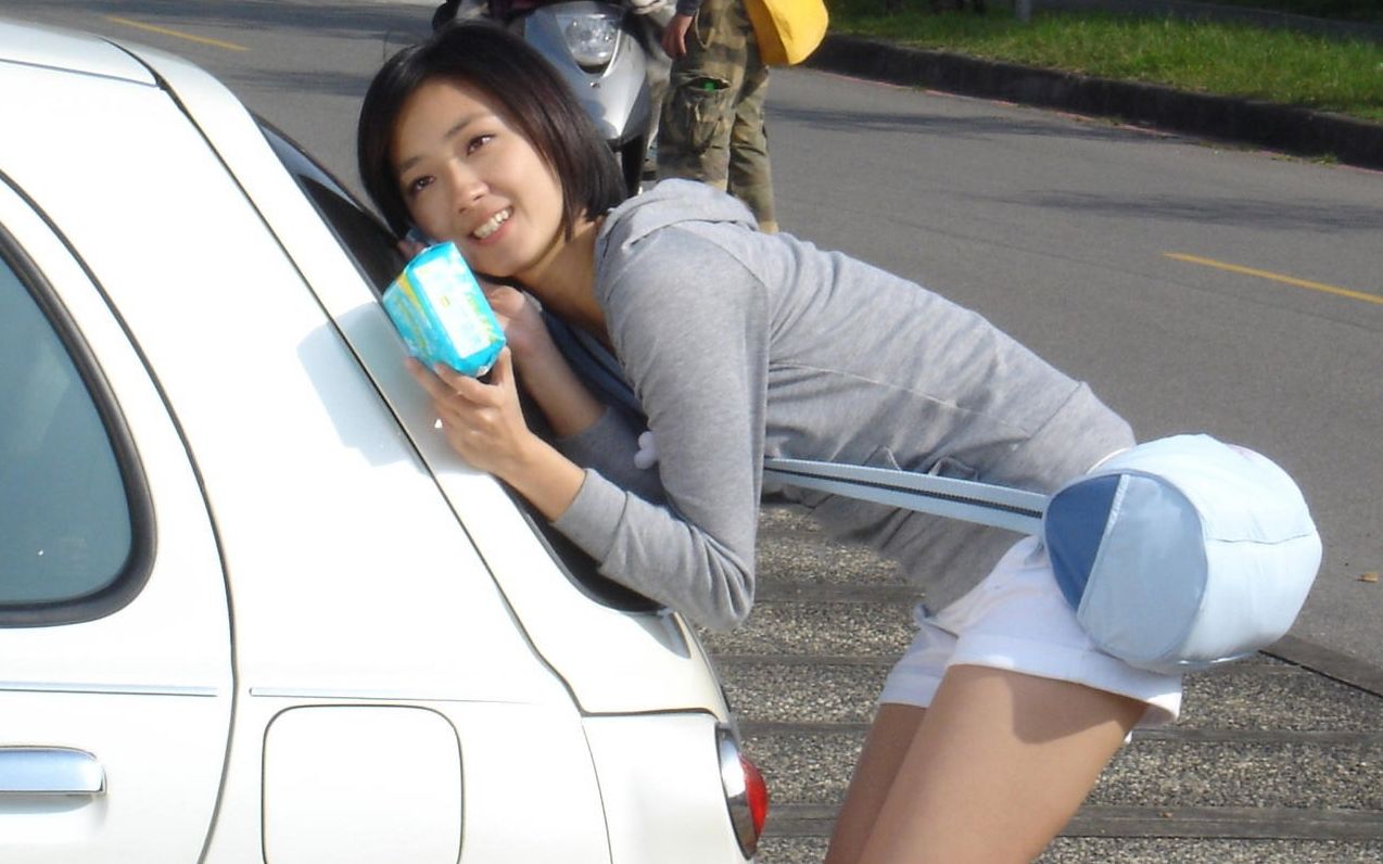 中国台湾女明星 桂纶镁泳装在森林里生活探险 德布西森片段欣赏