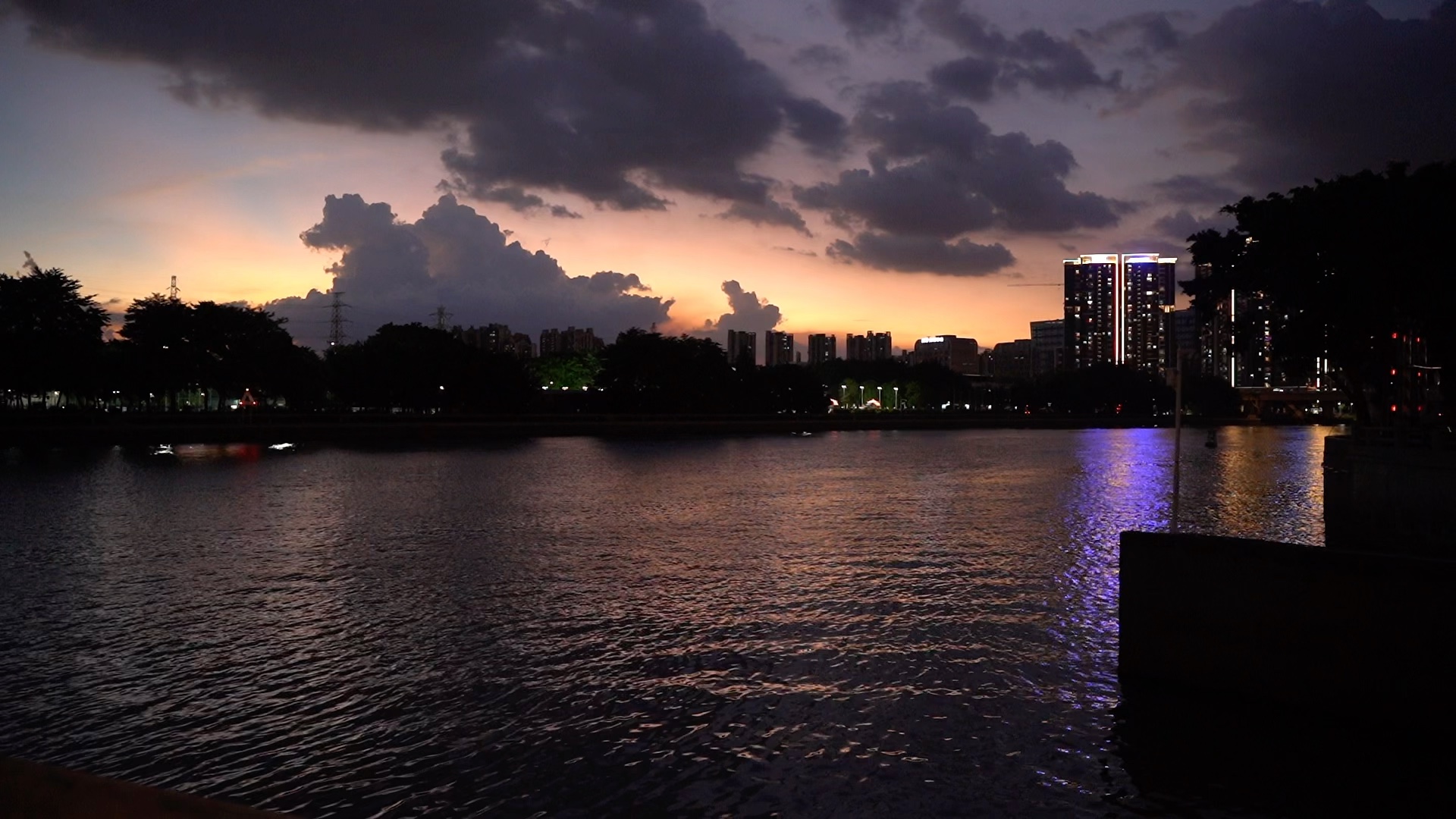 晚风- 城市夜景随拍 (a7m3 大疆rs2稳定器)