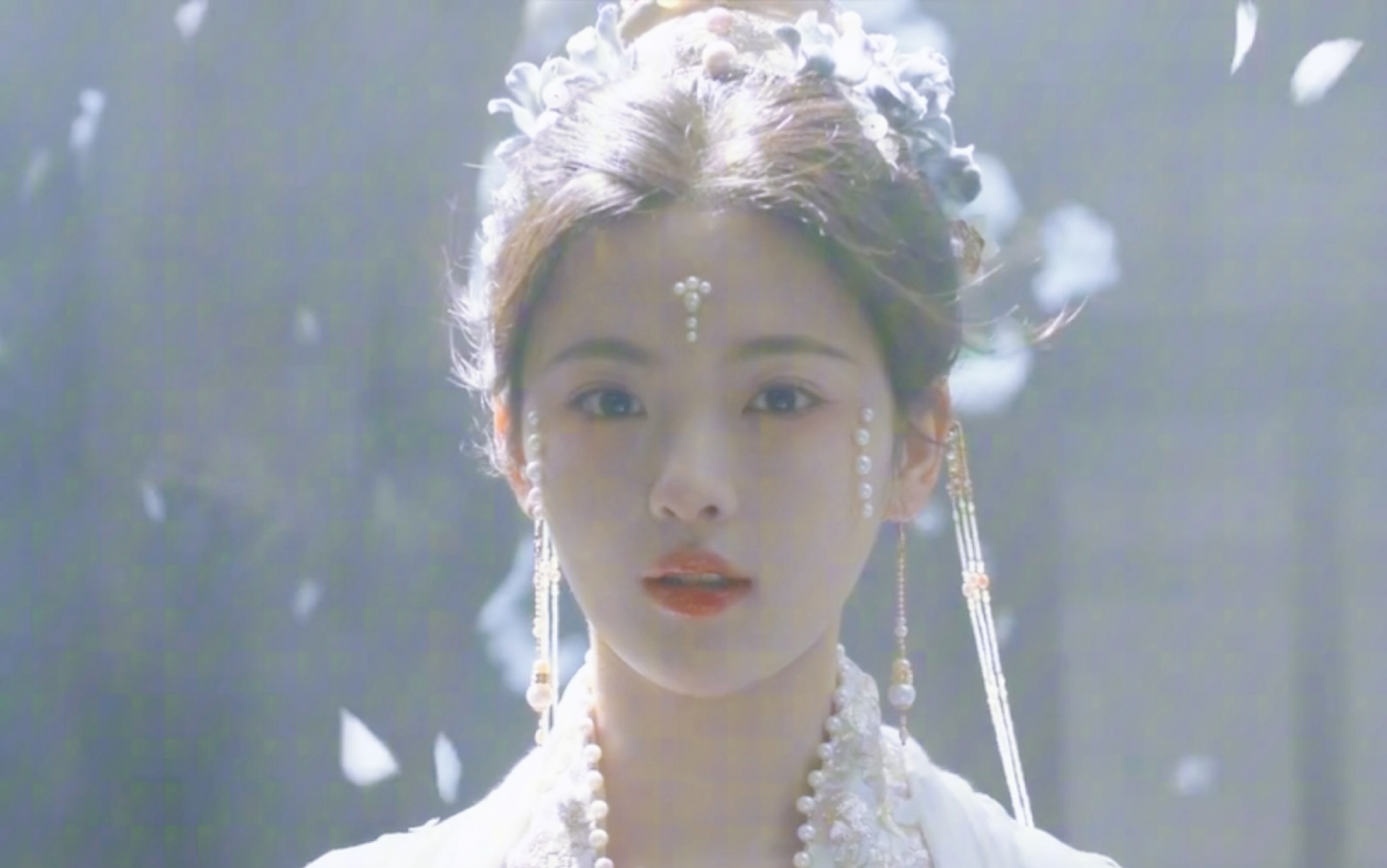 薛芳菲替姜梨夺回了属于她的及笄之礼,弥补了姜梨的遗憾,姜梨彻底消散