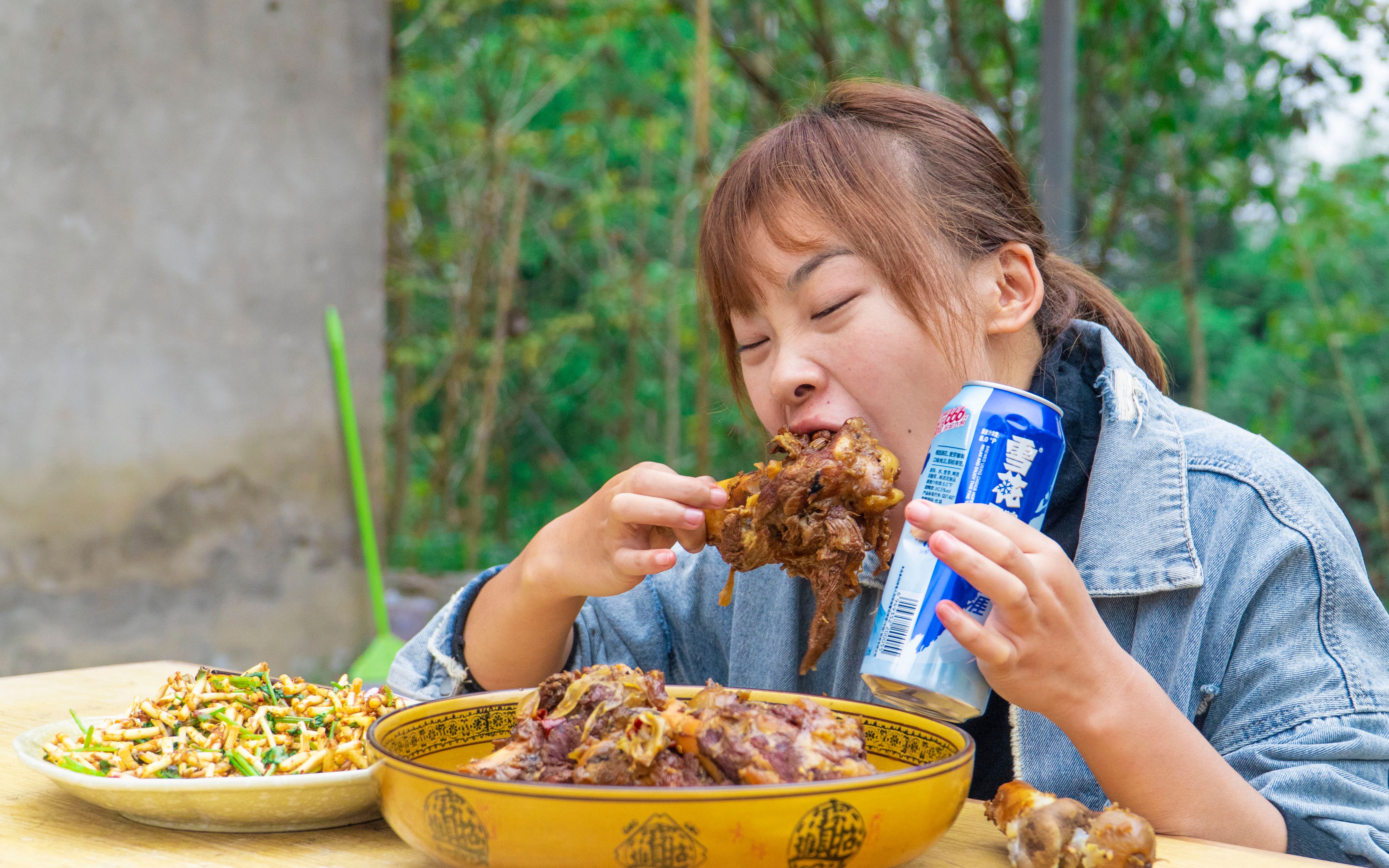 秋妹今天吃酱大骨一边喝酒一般啃骨头连骨髓都全吸了