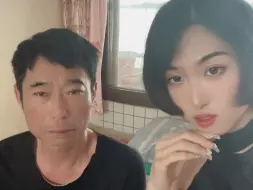 大家看男娘和爸爸长得像吗？