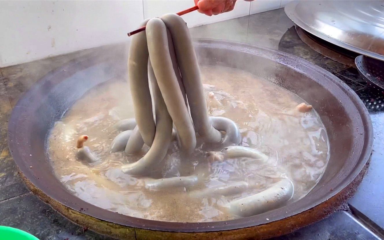 东北农家乐烀猪肉灌血肠,媳妇大块吃肉嘴流油,做法你见过吗?