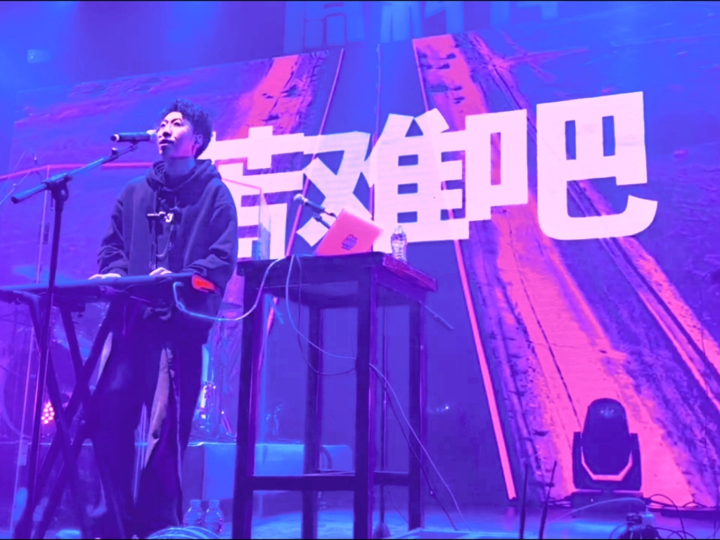 克林#棱镜乐队 "他好容易开心,因为他对生活没有企图"