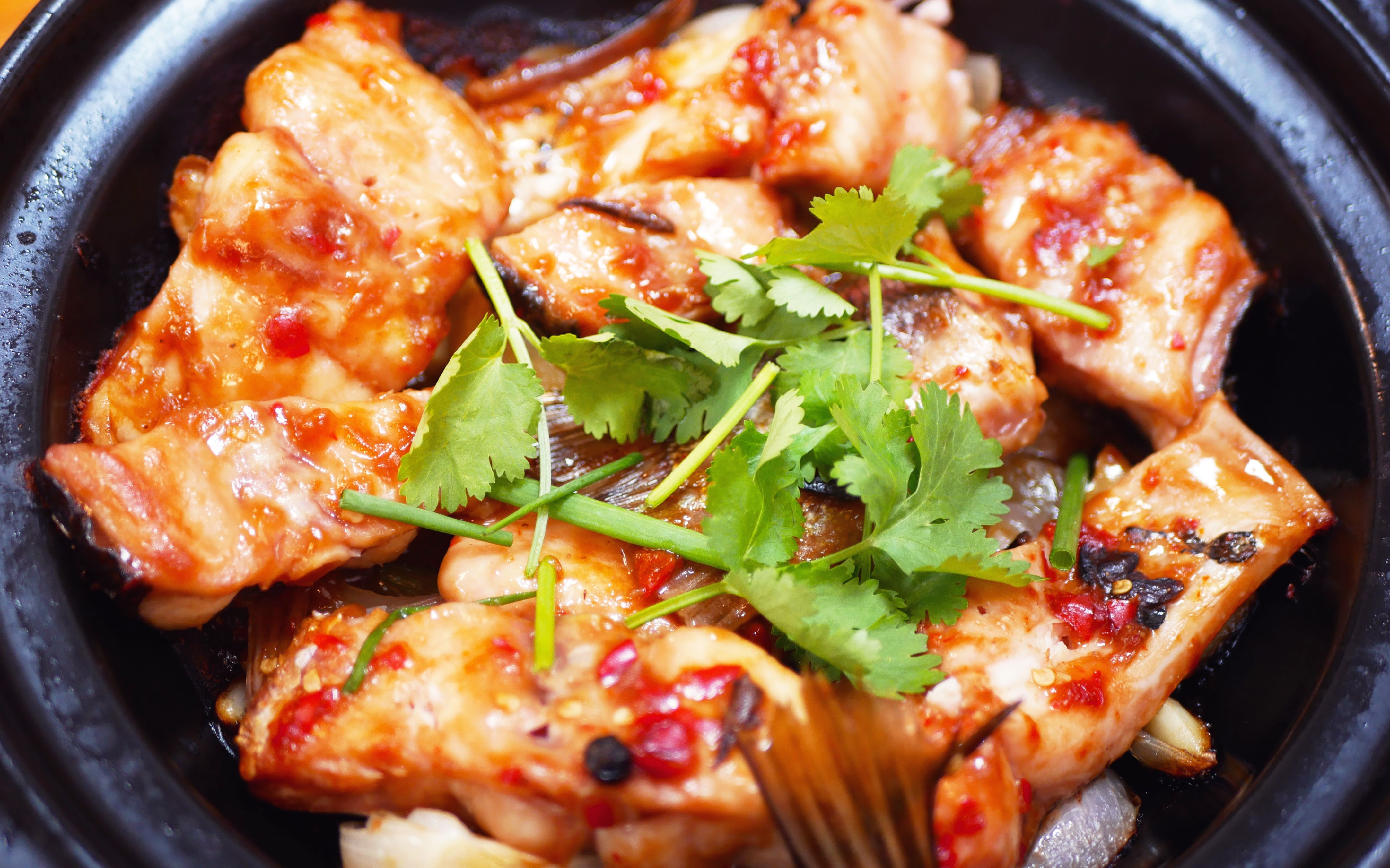 分享家常美食砂锅鱼腩煲的简单做法,鲜香嫩滑,汁浓味香!
